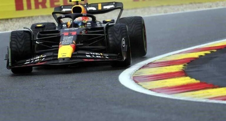 Tras un golpe con Hamilton: ‘Checo’ Pérez abandonó el Sprint del Gran Premio de Bélgica