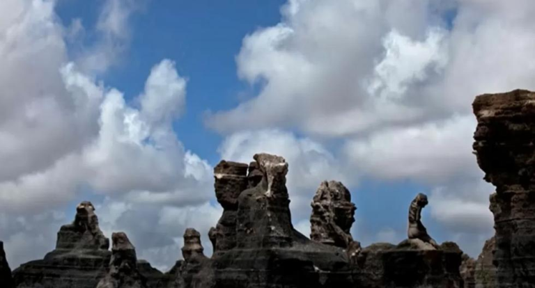 El 99% no logra encontrar a la mujer escondida entre las rocas ¿Puedes identificarla?