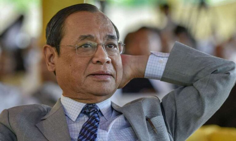 El juez Ranjan Gogoi presta juramento como 46º presidente del Tribunal Supremo de la India