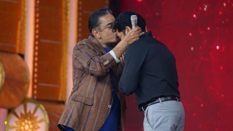 Kamal Haasan besó a Suriya en el evento de los premios Vikatan 2023