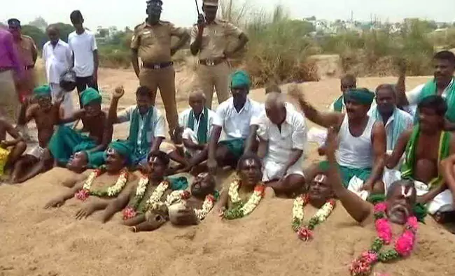 Cuestión de Cauvery: Agricultores de Tamil Nadu se entierran en arena para protestar contra el Centro