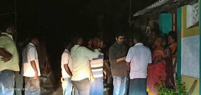 El actor Vijay visitó a la familia de las víctimas de las protestas de Sterlite en Thoothukudi