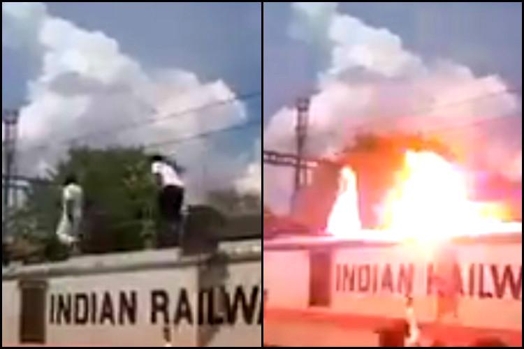 Miembro del PMK camina sobre un tren durante la protesta en Cauvery y se electrocuta