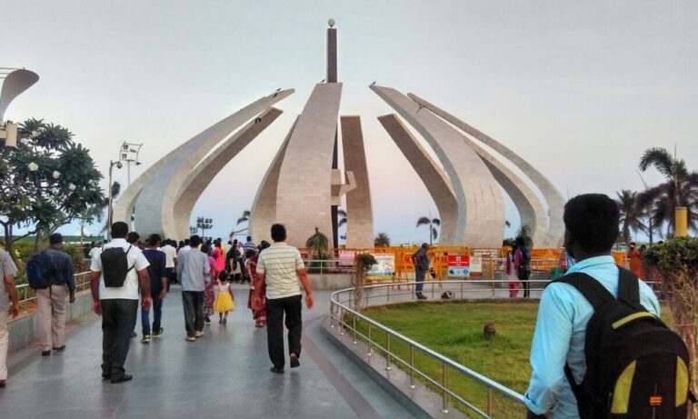 Monumento a Kalaignar Karunanidhi (Karunanidhi Samadhi) |  Playa del puerto deportivo |  Chennai