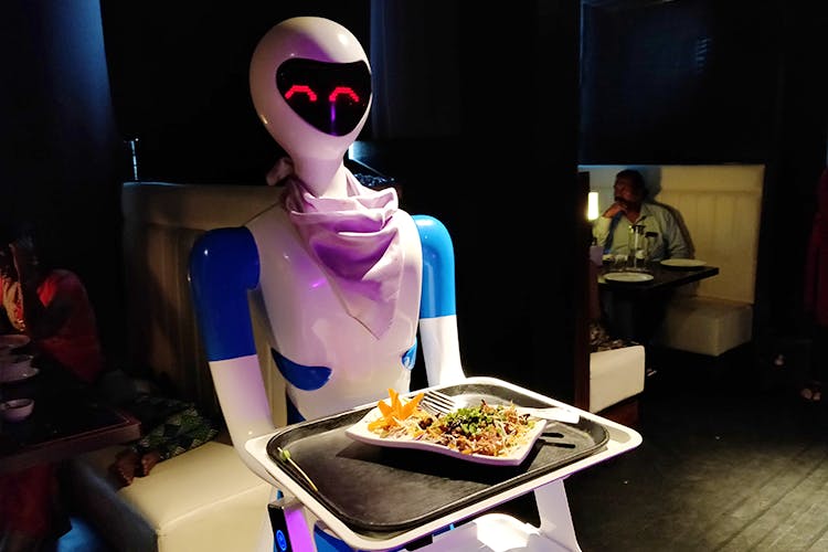 Restaurante temático de robots despega de Coimbatore |  Coma comida servida por robots con estilo