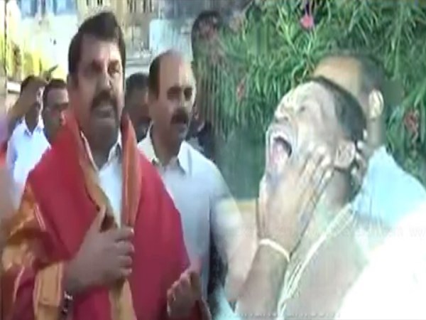 Tamil Nadu CM Edappadi Palanisamy abusado por un fan en Tirupati