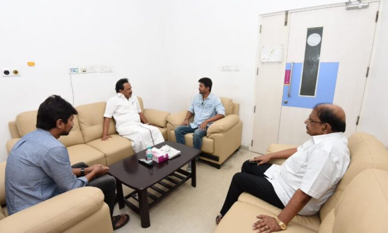 Thalapathy Vijay visita a DMK Cheif Karunanidhi en el Hospital Kauvery