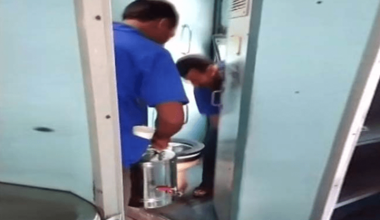 Vídeo de un vendedor ferroviario mezclando agua para hacer té en el baño de un tren