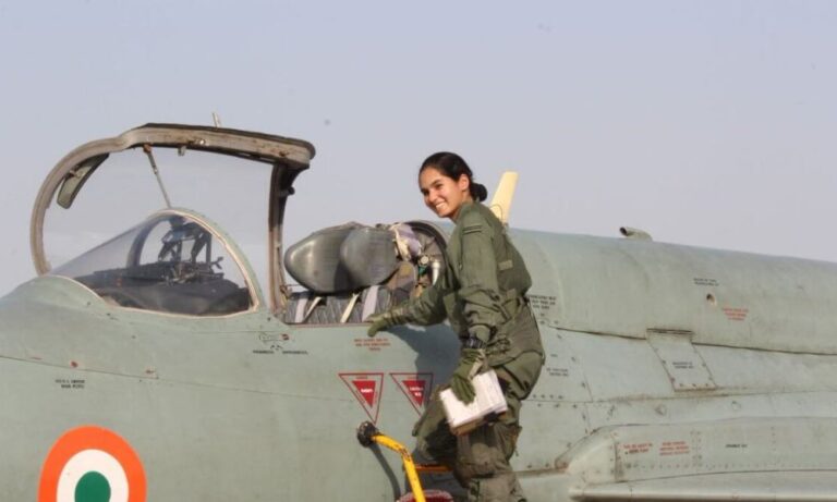 Avani Chaturvedi (piloto) Wiki, biografía, años, familia, carrera, imágenes