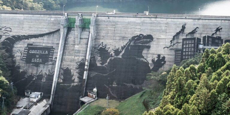 Una presa en Japón se ha transformado en un mural de Godzilla de forma única